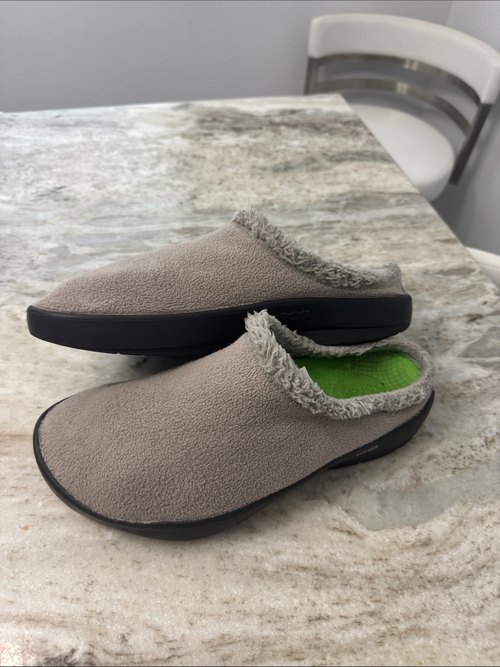 OOFOS Men's Gray Slip-On Clog with Green Insole